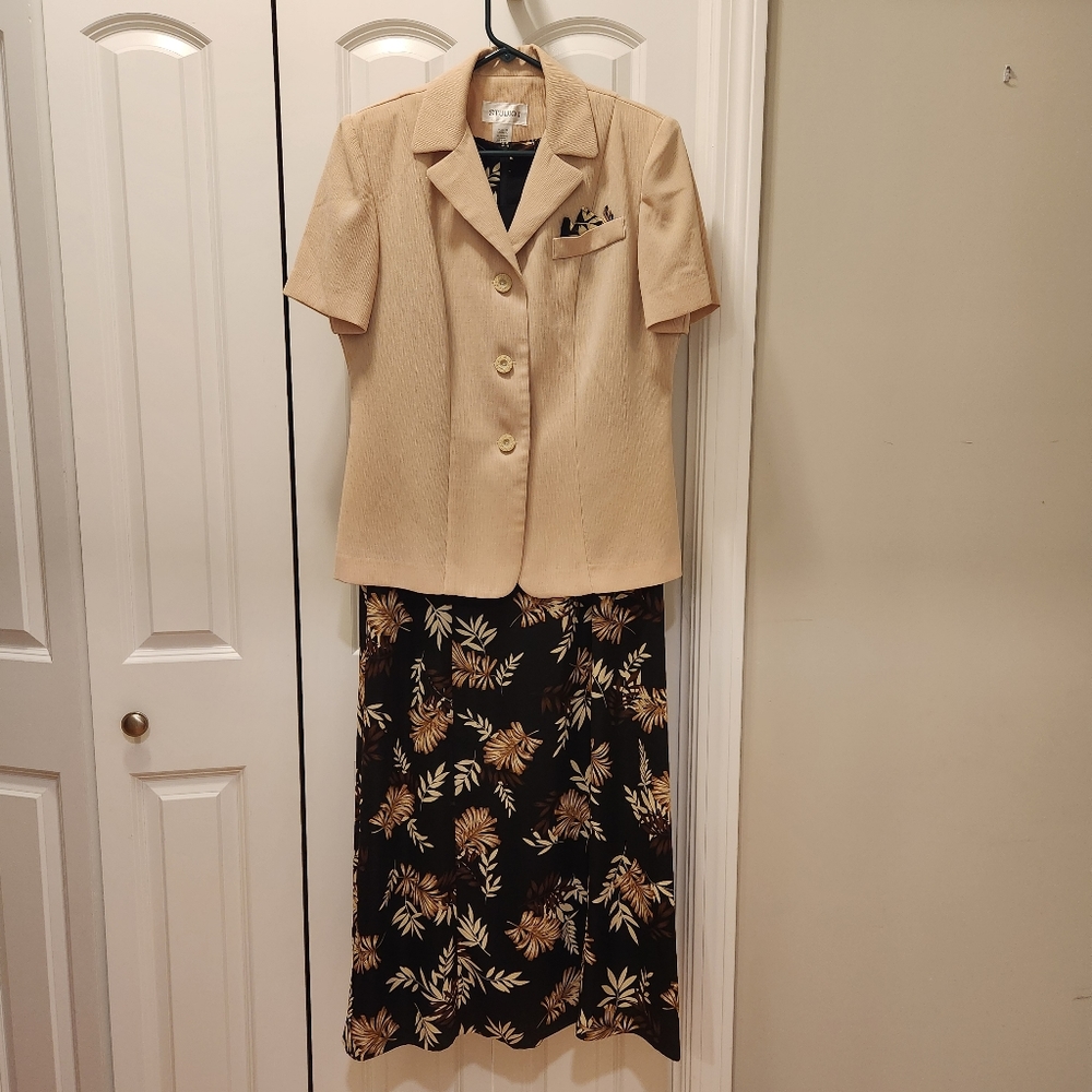 Womens size 12 Causal Sleeveless with Jacket